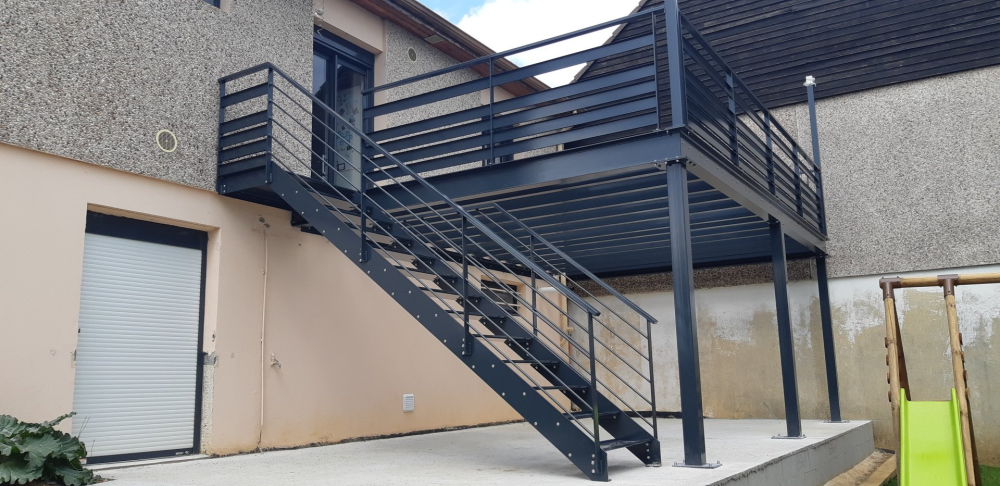 Escalier métallique avec terrase métallique